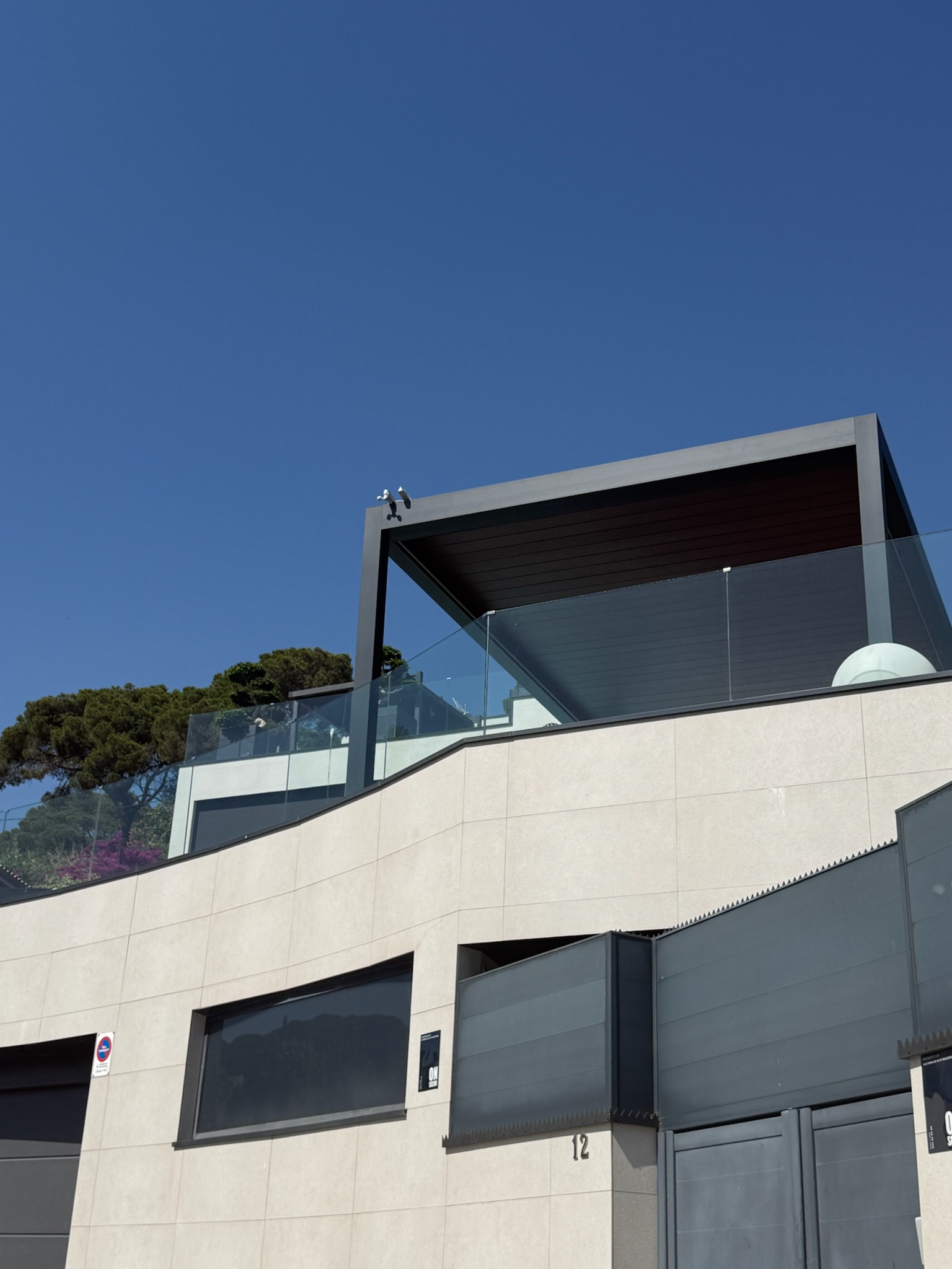 Vistas de la pérgola bioclimática CERCA desde la calle