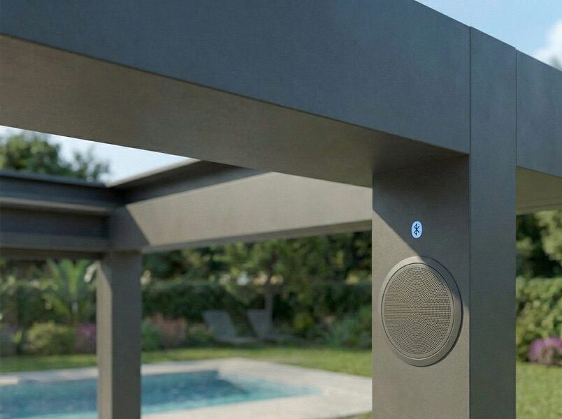 Altavoz Bluetooth integrado en el pilar de una pérgola CERCA