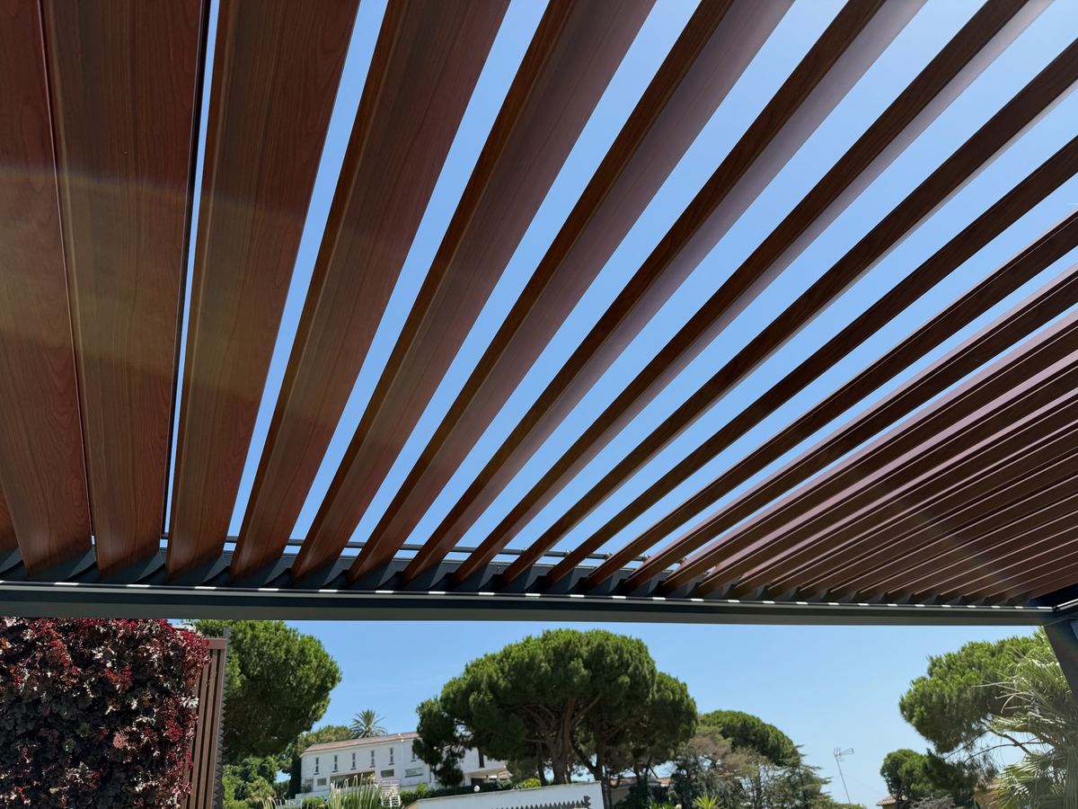 Detalle de las lamas orientables, acabado imitación madera Pérgola bioclimática CERCA