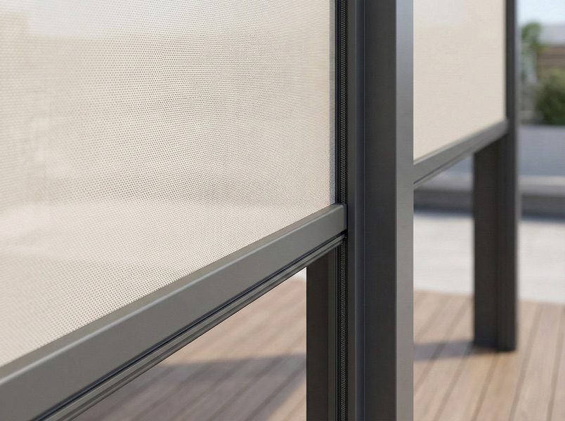 Toldo lateral vertical sistema ZIP en una pérgola CERCA